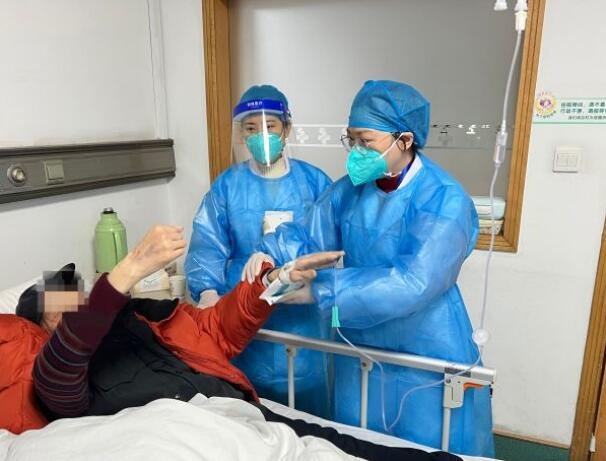 突发偏瘫失语，武汉市中心医院紧急取栓为新冠阳性中风患者打通“生命通道”